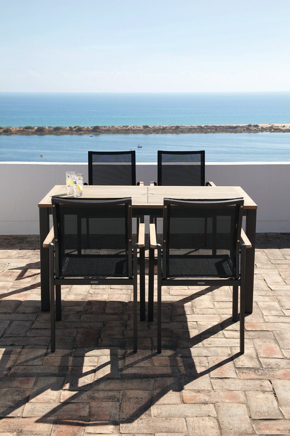 Barlow Tyrie Aura Dining Table 140 (139x71cm) Plateau Teck