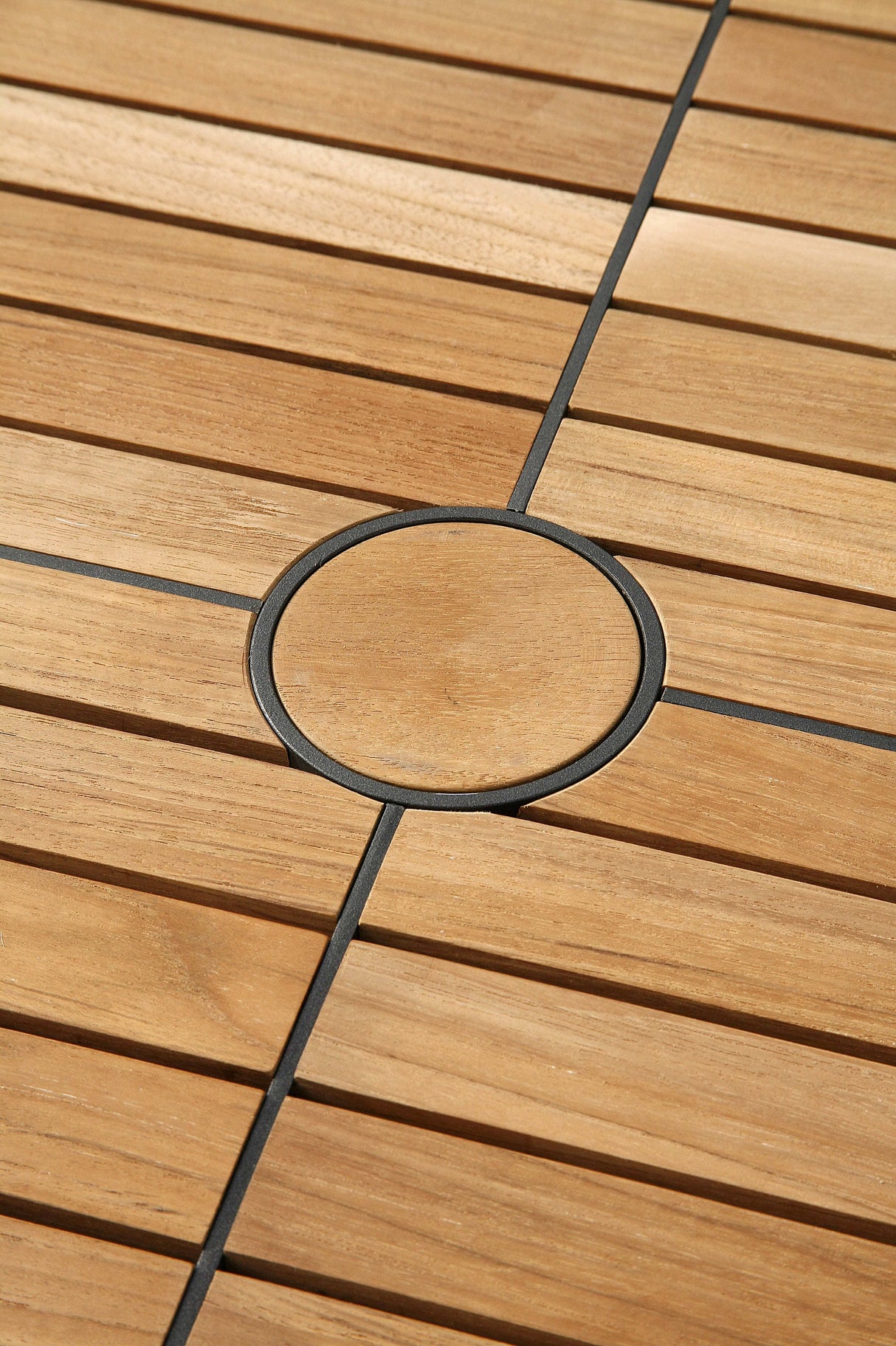 Barlow Tyrie Aura Dining Table 140 (ronde Ø141cm) Plateau Teck