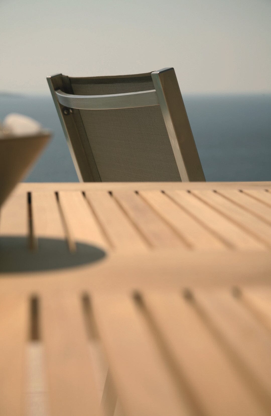 Barlow Tyrie Equinox Dining Table 100 (100x97cm) inox - Plateau teck