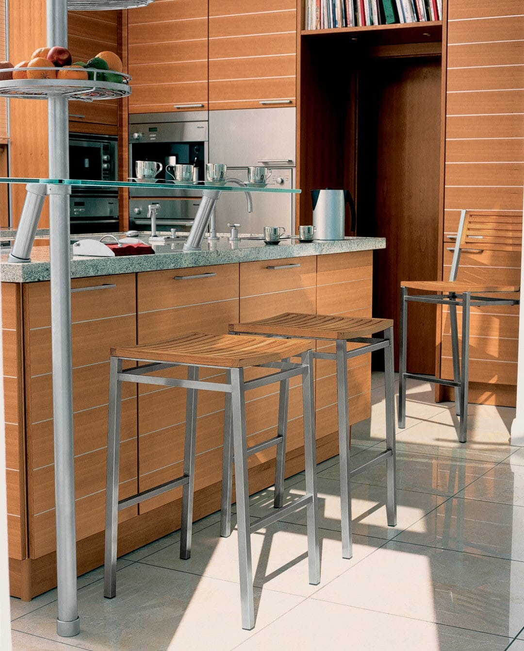 Barlow Tyrie Equinox High Dining Tabouret haut de bar inox avec assise et dossier en Teck