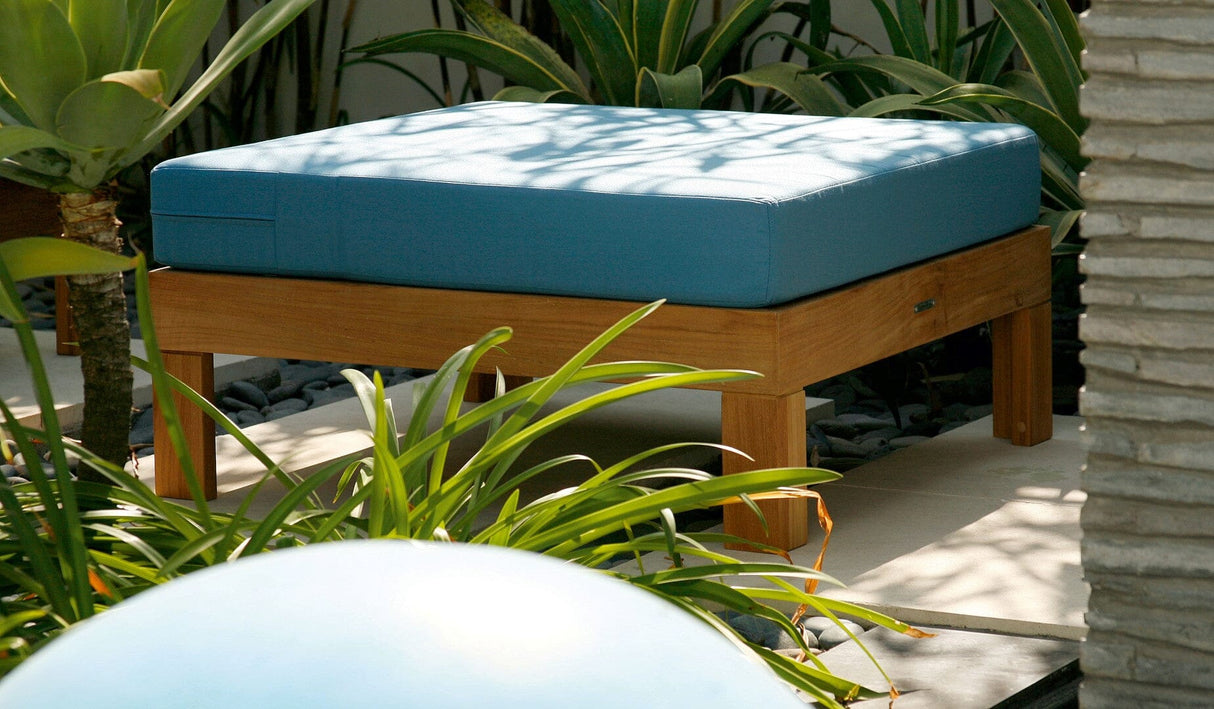 Barlow Tyrie Linear Repose-pieds Pouf Ottoman avec coussin