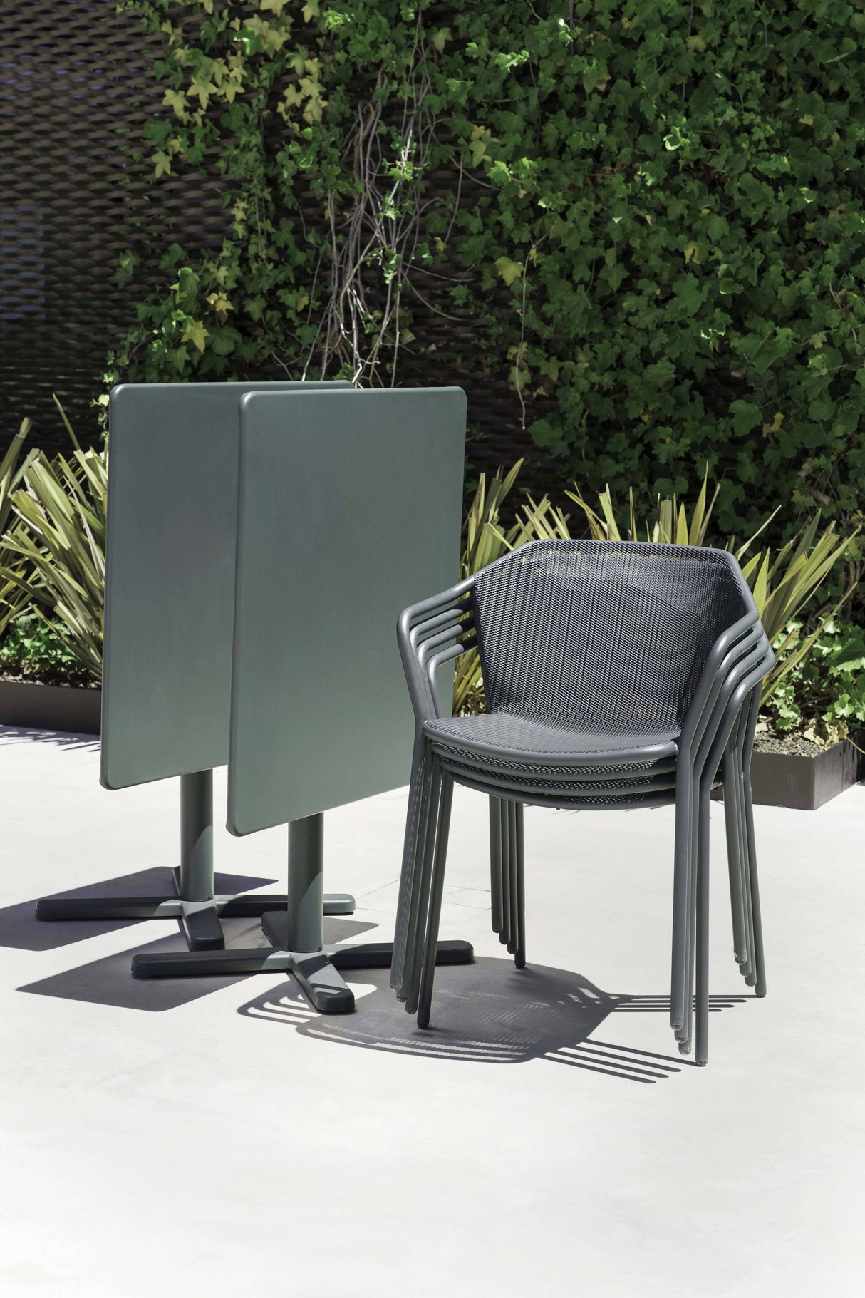 Emu 525 Darwin Table repas 70x70cm