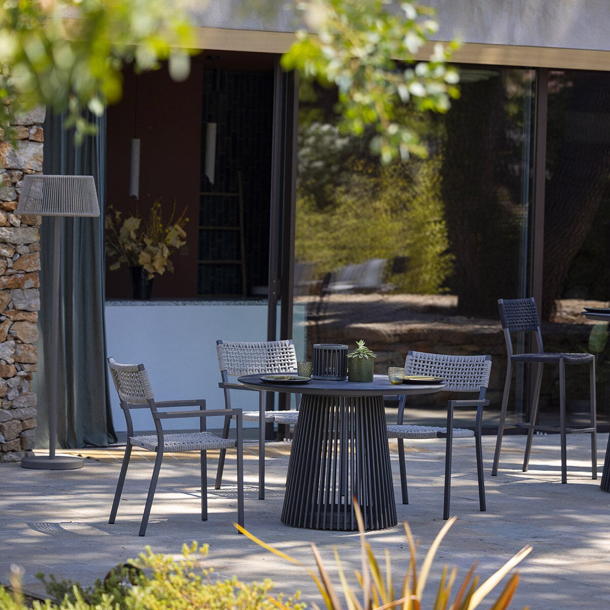 Les Jardins Halo Table repas solaire Ø110cm 500 Lumens