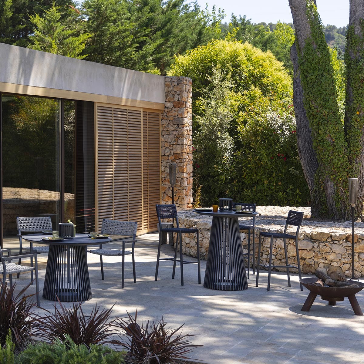 Les Jardins Halo Table repas solaire Ø110cm 500 Lumens