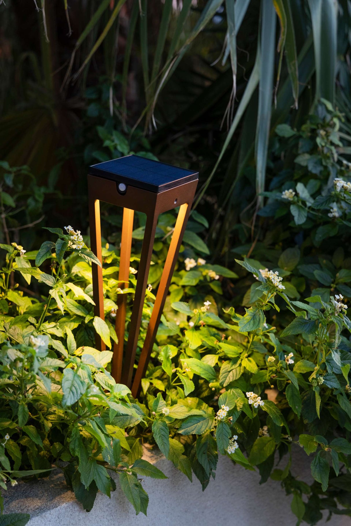 Les Jardins Tinka Torche solaire Petite avec pic intégré 300 Lumens