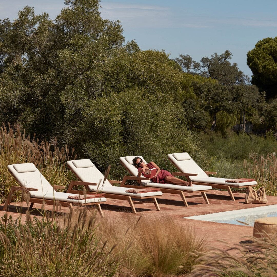Manutti Sunrise Lounger Teak avec accoudoirs, coussins en sus