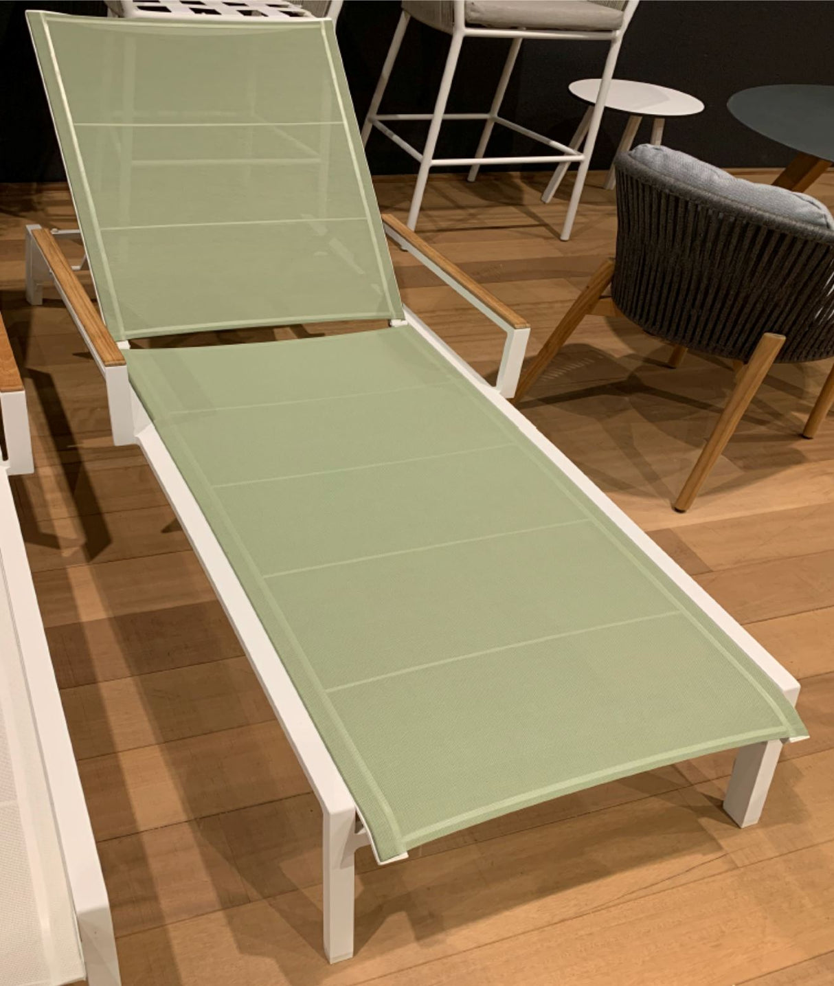 Diphano Selecta Chaise longue avec accoudoirs en teck White AF08 + Toile simple Mint T140