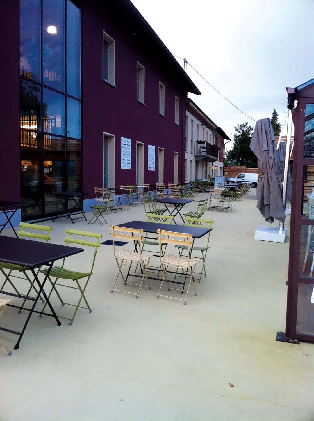 Emu 331 Arc-en-ciel Table repas 110x70cm