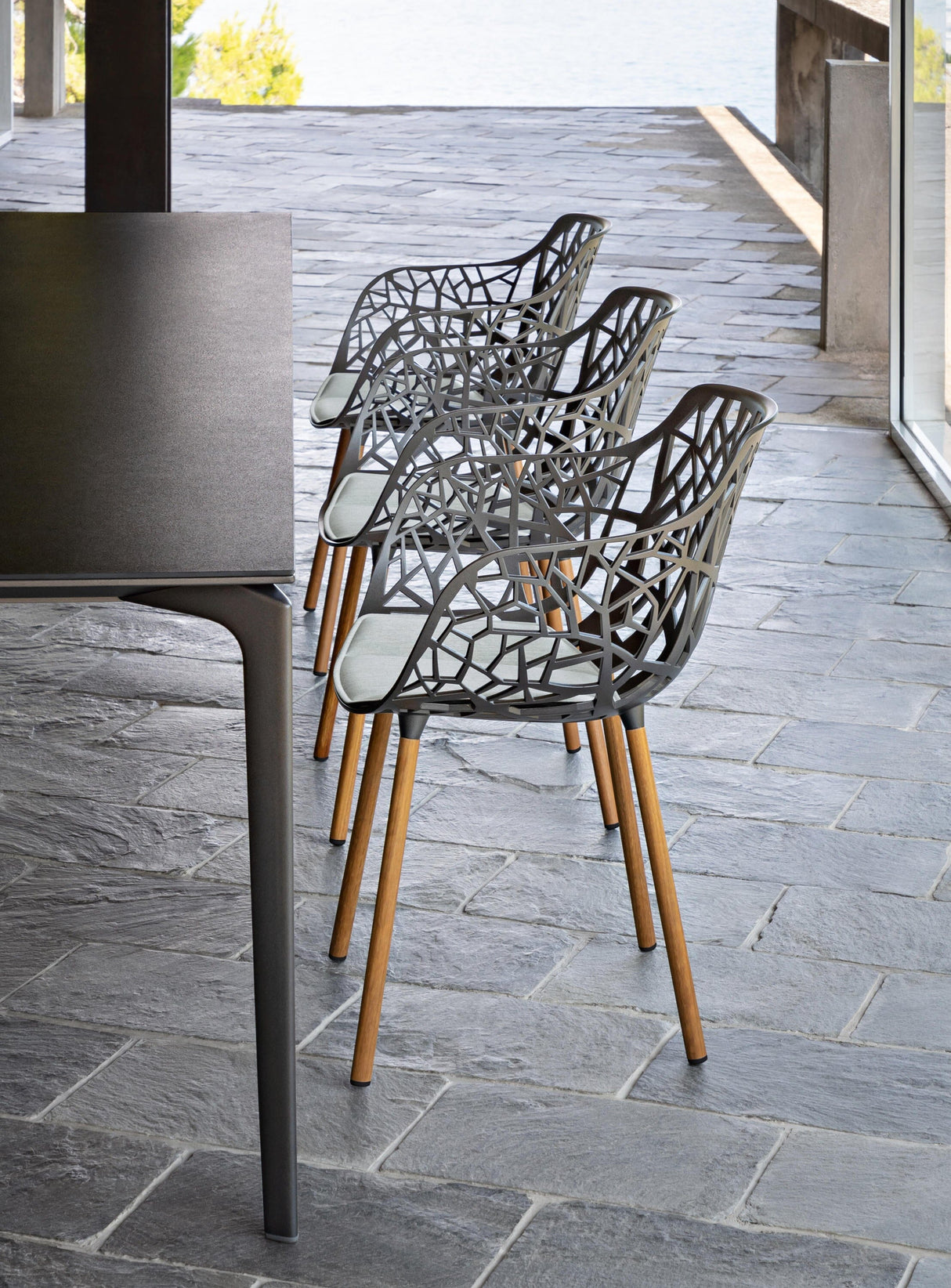 Fast Forest Iroko Fauteuil repas avec accoudoirs