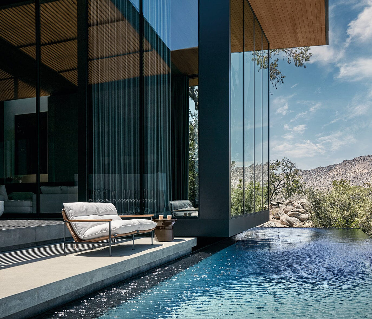 Gloster Zenith Canapé 2 places avec Teak Arms (Meteor)