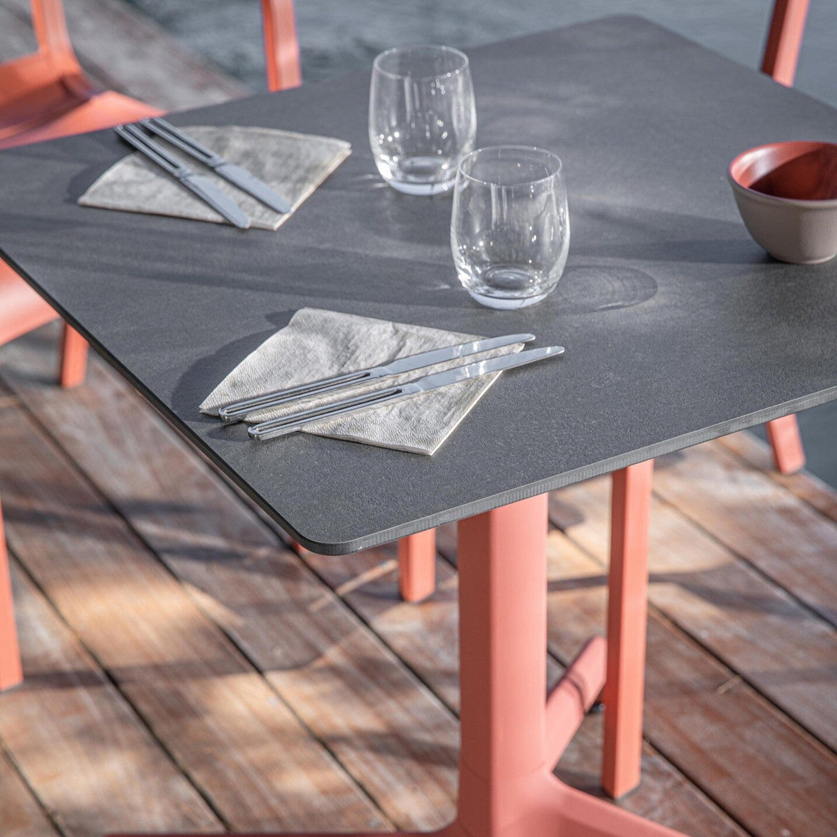 Grosfillex Cannes GX2.0 Pied Bistro résine synthétique central rabattable et encastrable