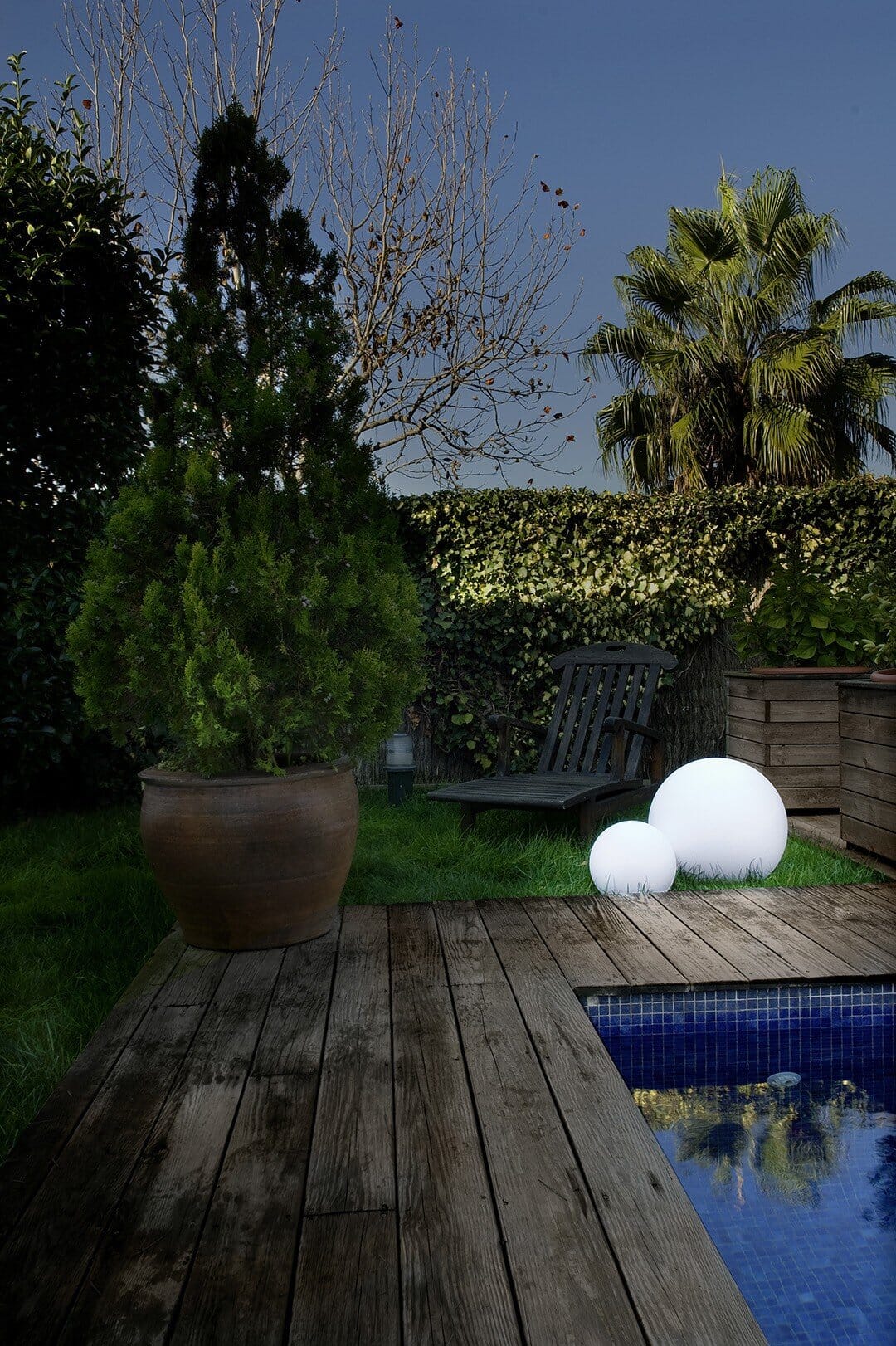 LEDS C4 Cisne Surface lampe boule de sol pour l'extérieur