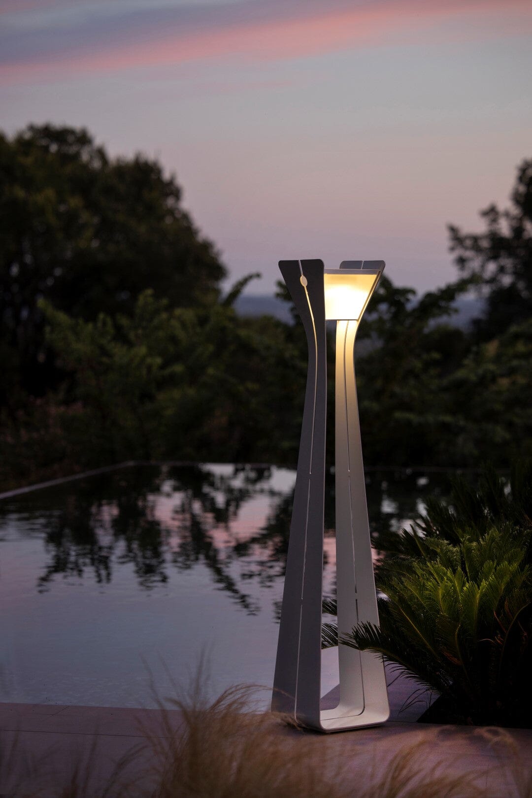 Les Jardins Osmoz Lampe solaire grand modèle Gris espace