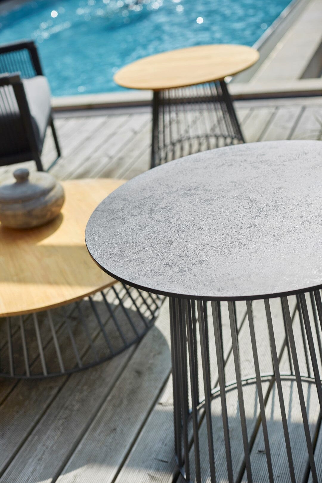 Solpuri Grid Table basse mi-haute Ø 90cm h: 65cm - Alu Anthracite / Plateau HPL