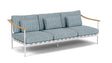 Barlow Tyrie Aura Deep Seating Canapé 3 places accoudoirs teck avec coussins Armature Artic White Porto Blue Chine 3776V Laminé Waterproof 