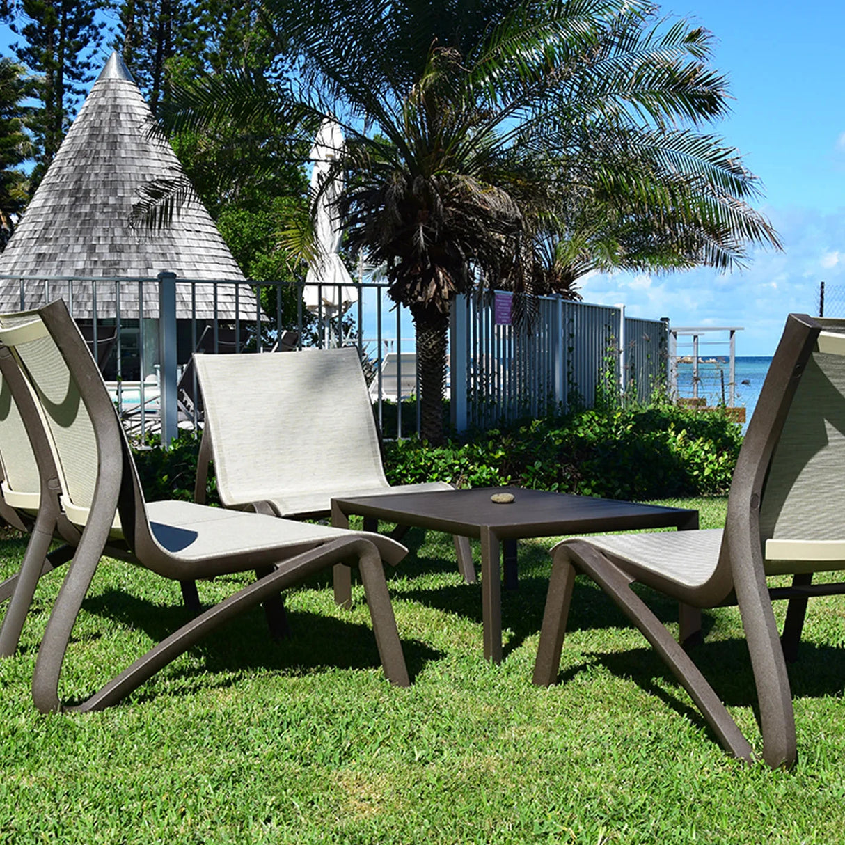 Grosfillex Sunset Fauteuil bas Conversationnel, Accoudoirs non inclus 